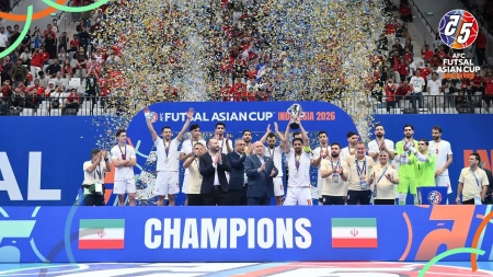 اهدای جام قهرمانی فوتسال آسیا به تیم ملی ایران
