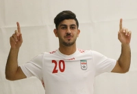 هافبک باشگاه پرسپولیس: مردم ایران مثل کوه پشت یکدیگر هستند