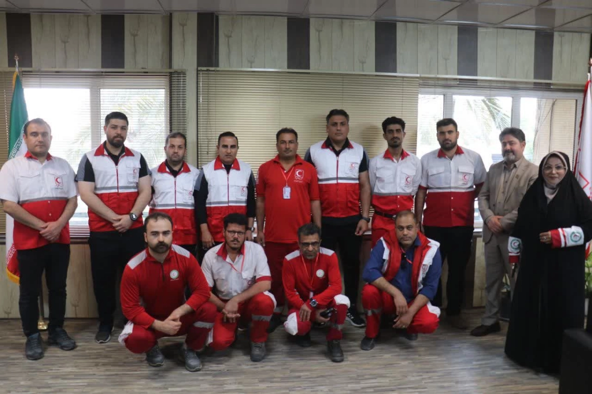 عضویت سرمربی و کادر فنی تیم فوتبال استقلال خوزستان در جمعیت هلال‌احمر و پیوستن به پویش ملی «جبهه مردمی ایران ما»