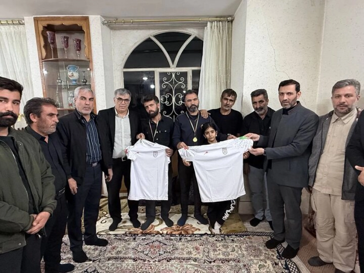 ملاقات عضو هیات رییسه فدراسیون فوتبال با دو خانواده شهید در اصفهان