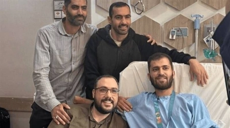 اهدای مدال به جانباز جنگ تحمیلی توسط قهرمان پاراوزنه‌برداری جهان