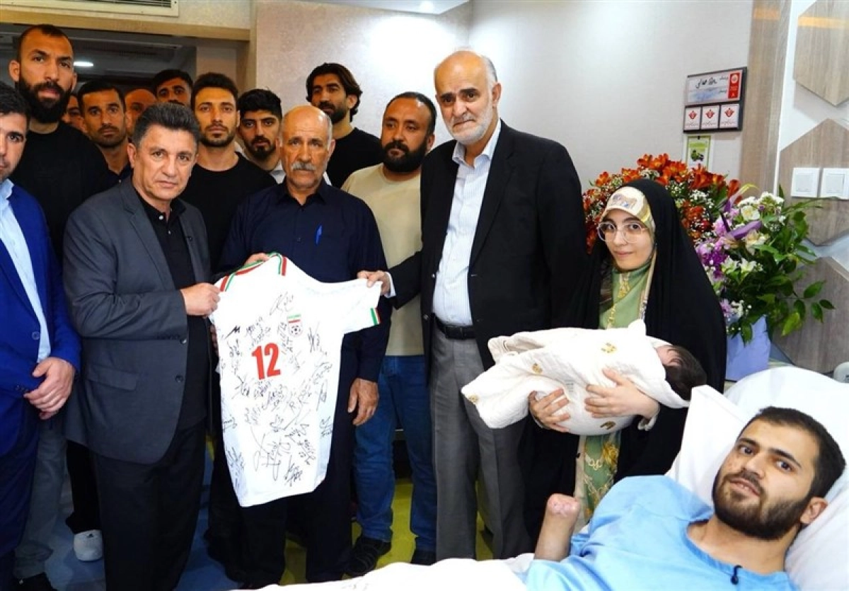 پیراهن تیم ملی، هدیه ملی‌پوشان به جانباز جنگ تحمیلی سوم + عکس