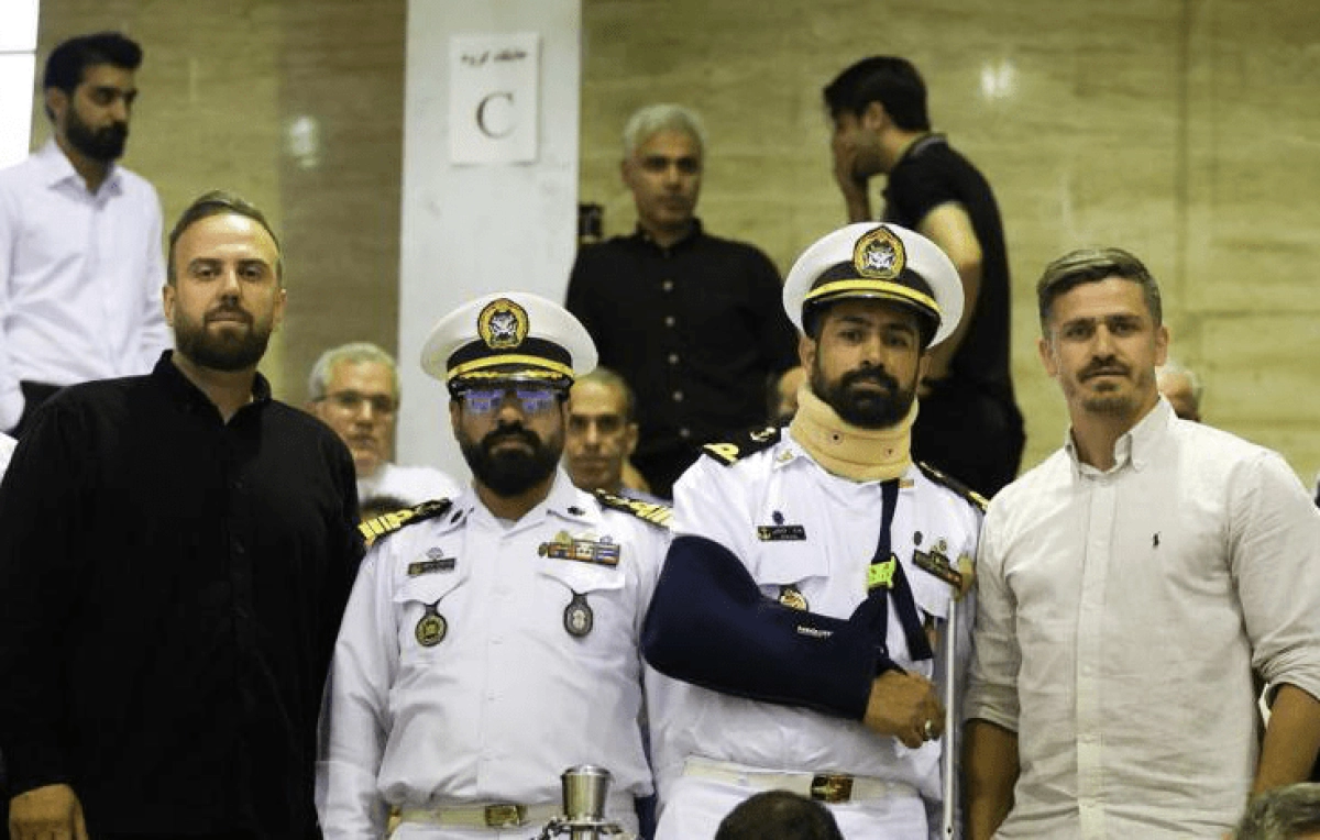 عکس یادگاری استقلالی‌ها با قهرمان ناو دنا