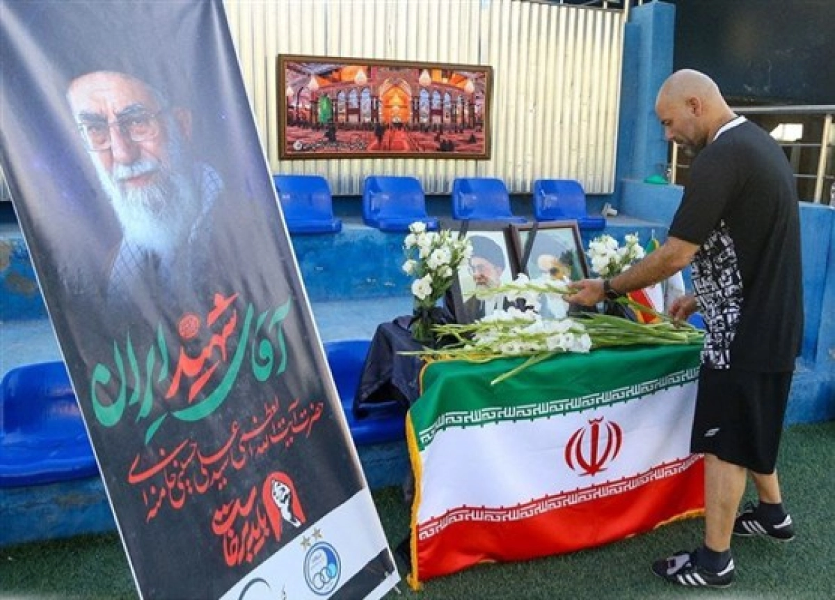 ادای احترام آبی‌پوشان پایتخت به رهبر شهید + عکس