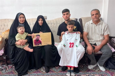 ادای احترام ملی‌پوش سپاهان به خانواده شهید مدافع وطن