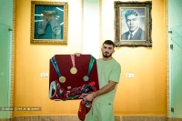 محمد نخودی مدال‌ها و یادگاری‌های دوران قهرمانی خود را به موزه کشتی ایران اهدا کرد