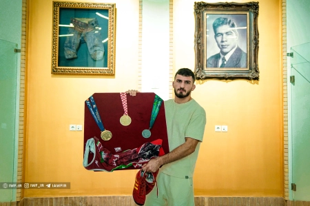 محمد نخودی مدال‌ها و یادگاری‌های دوران قهرمانی خود را به موزه کشتی ایران اهدا کرد